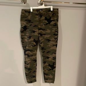 GAP Camo pant/leggings/jeggings. Size 31.